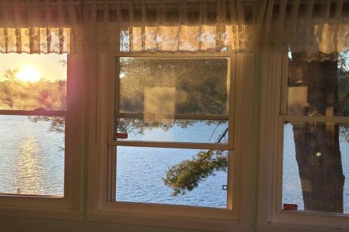 Year-round Waterfront Green Cottage On Vert Lake