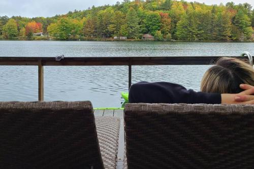 Year-round Waterfront Green Cottage On Vert Lake