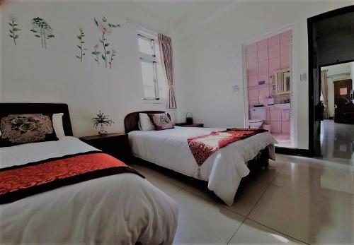 1 double bed, 1 twin bed