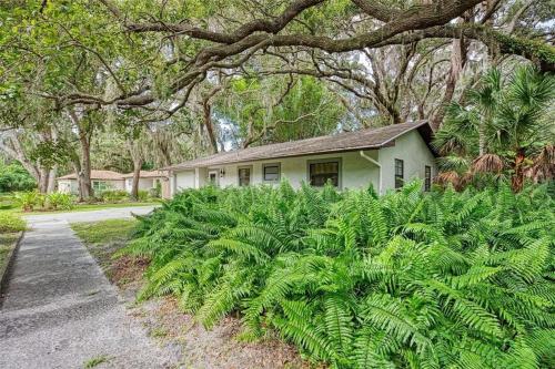 Coastal Retreat Entire Home Minutes from Beach and Downtown Sarasota