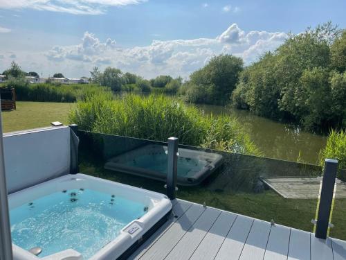 Indulgence Lakeside Lodge i3 with hot tub, private fishing peg situated at Tattershall Lakes Country Park