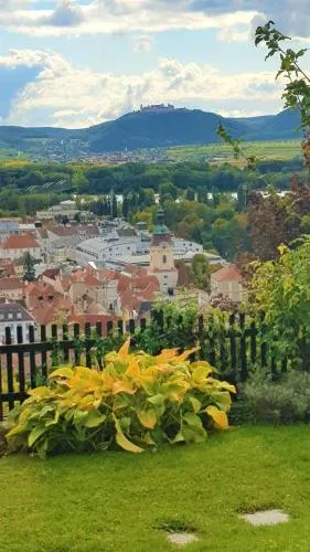 Blick über Krems mit Gartenpavillon in Krems an der Donau, Österreich