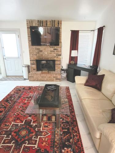 Modern Luxury 3 Bed 2 bath Pool Westlake area - main image
