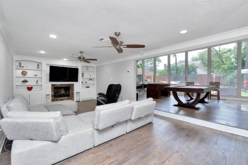Modern Home with Pool, Hot Tub and Game Room