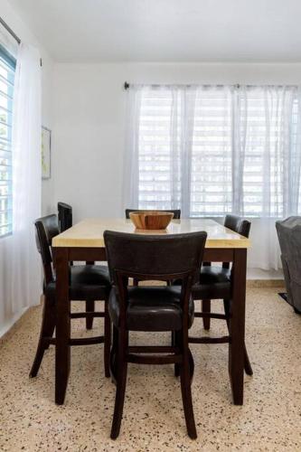 Huge Porch House in Rainforest 15 min from Beach in แคโรไลนา