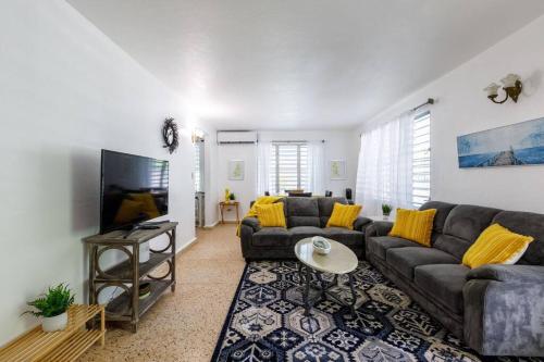 Huge Porch House in Rainforest 15 min from Beach in แคโรไลนา