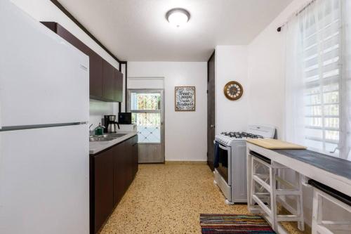 Huge Porch House in Rainforest 15 min from Beach in แคโรไลนา