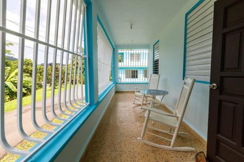 Huge Porch House in Rainforest 15 min from Beach in แคโรไลนา