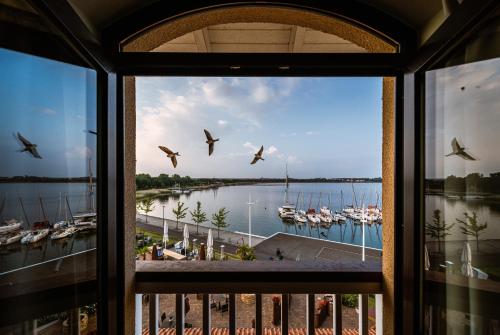 Apartment with Lake View