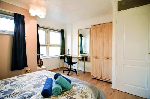 The Brum Home - Private Garden, NETFLIX, BBQ, Huge Lounge or Quadruple Bedroom plus 2 Bedrooms More