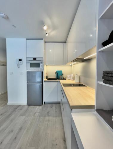 Cocina, Holiday studio apartment near the beach and city centre in Gibraltar