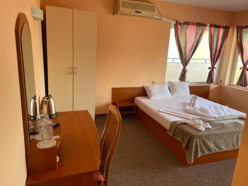 Sea Horse Hotel - image 14