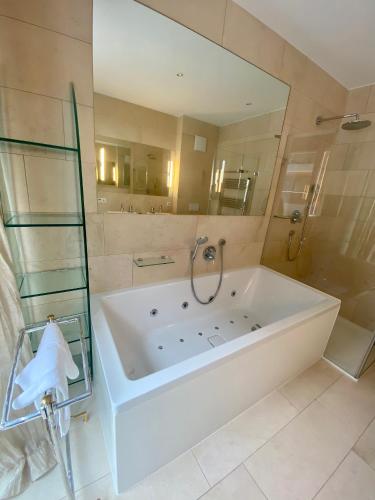 Bad, Schooren des Alpes Luxury Penthouses & Apartments with SPA & Pools close Ischgl in Ulmich