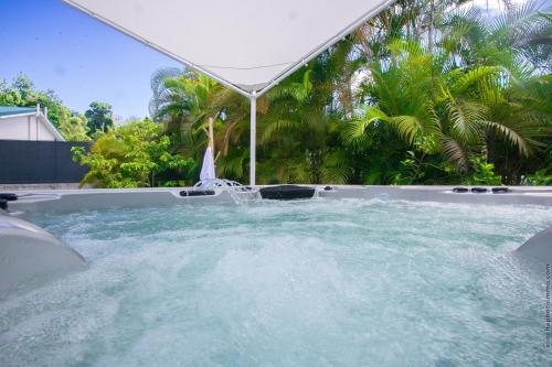 Kert, Villa Mabèlo, Jacuzzi, jardin tropical et authenticité martiniquaise (Villa Mabelo, Jacuzzi, jardin tropical et authenticite martiniquaise) in Gros-Morne