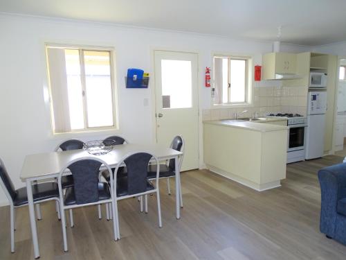 Moonta Bay Cabins - Cabin 11