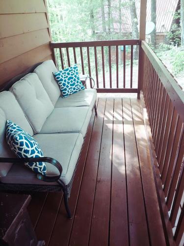 Trailseeker Cabin w King Bed Hot Tub at Red River Gorge Natural Bridge thumb 3
