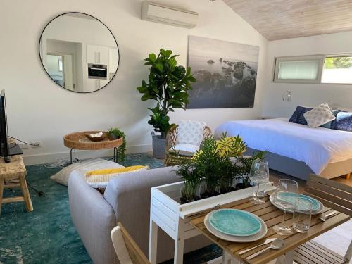 Cottesloe Beach Lane Studio - EXECUTIVE ESCAPES - 7min walk to beach