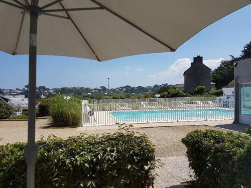 Rez de jardin avec piscine, vue directe sur la plage à 40 m