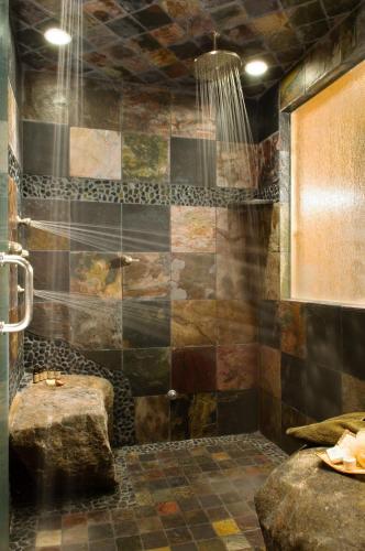 Shower, The Fern Lodge in Chestertown (NY)