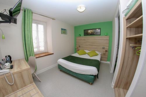 1 double bed, 1 twin bed