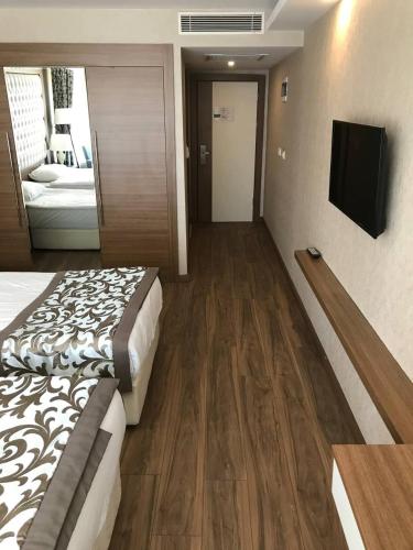 Twin Room image 6
