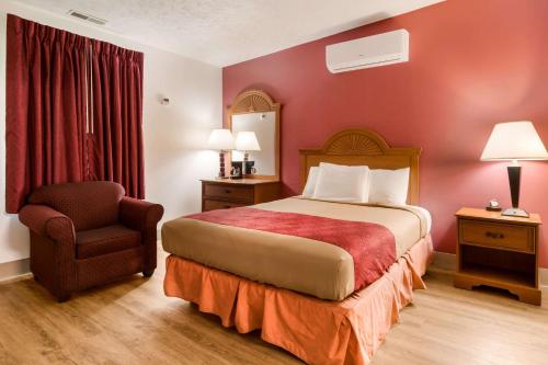 Econo Lodge Inn & Suites near Split Rock and Harmony Lake