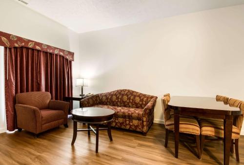 Econo Lodge Inn & Suites near Split Rock and Harmony Lake