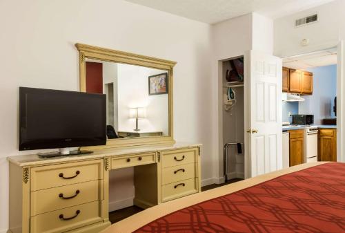Econo Lodge Inn & Suites Pocono near Lake Harmony - image 8