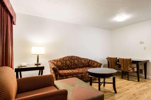 Econo Lodge Inn & Suites near Split Rock and Harmony Lake