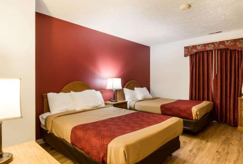 Econo Lodge Inn & Suites near Split Rock and Harmony Lake