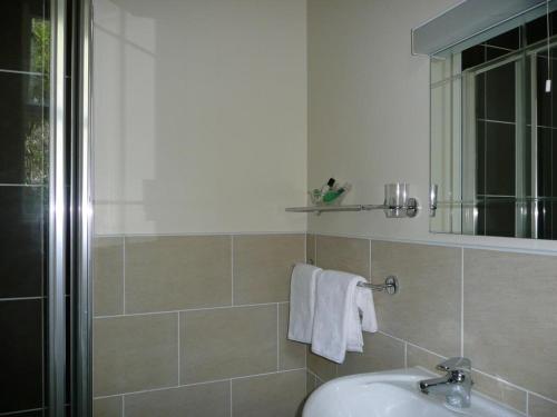 Double Room with Private Bathroom image 3