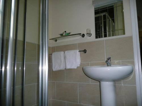 Double Room with Private Bathroom image 1