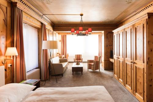 1 king bed, 1 twin bed