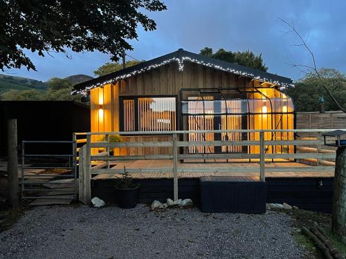 Spacious lodge with king sized bed in Ardfern