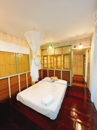 4 queen beds