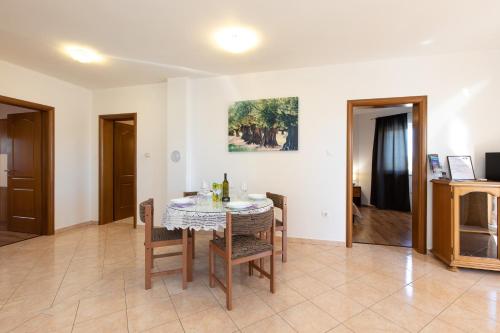 La Vista apartments with pool La Vista apartments with pool