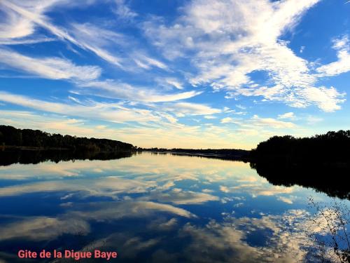Au pied de l étang et du canal du Nivernais bazolles (Au pied de l etang et du canal du Nivernais bazolles) in มัคนีย์ คัวร์