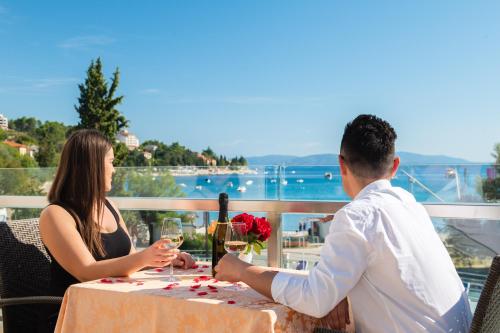 餐廳, MASLINICA Mimosa Lido Palace Hotel in 拉巴茨