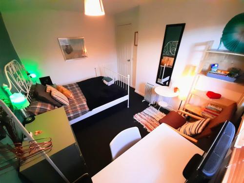 2bed Guest Wing - Charming Glasgow Villa - off M8 M80