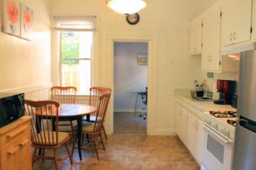 Cole Valley Lower Apartment - image 3