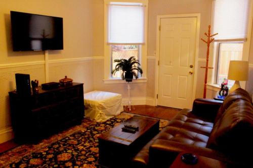 Cole Valley Lower Apartment - image 2