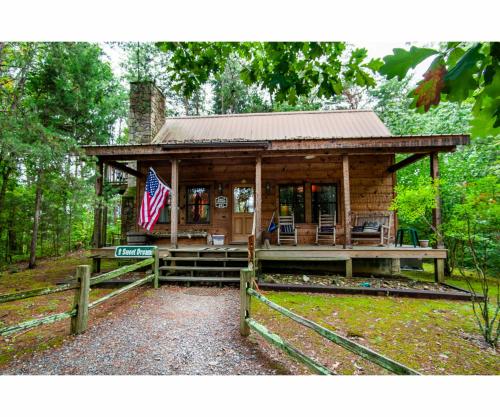 Sweet Dreams with Romantic, Hot Tub and Pool Table - Pigeon Forge