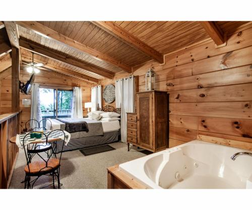 Sweet Dreams with Romantic, Hot Tub and Pool Table thumb 2