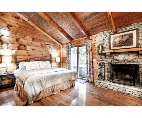 Peekaboo with Hot Tub, Pool Table, and Jacuzzi in Pigeon Forge, USA