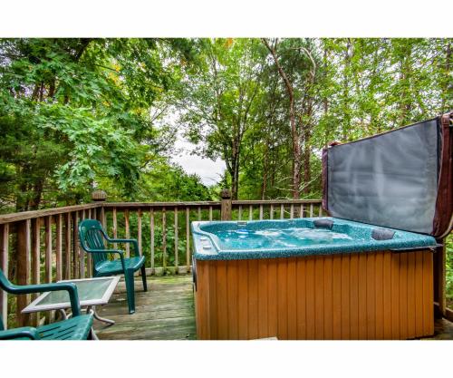 Sweet Dreams with Romantic, Hot Tub and Pool Table in Pigeon Forge, USA