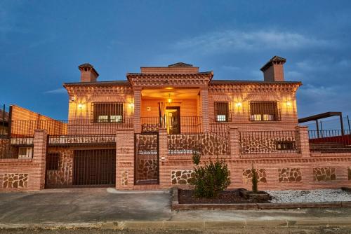  Villa El Rosal del Pozo Piscina y BBQ junto a Puy Du Fou in Layos