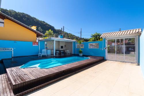 CASA COM PISCINA EM MORRINHOS - RUA HORTÊNCIA