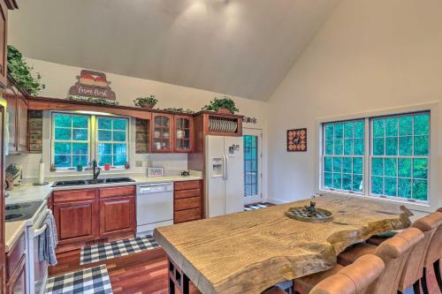 Tranquil Hendersonville Cabin with Mountain Views! in Hendersonville, USA