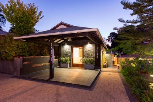 The Inn Mahogany Creek Ideally located in the prime touristic area of Mundaring, The Inn Mahogany Creek promises a relaxing and wonderful visit. The property features a wide range of facilities to make your stay a pleasant 