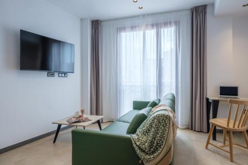 Apartaments Reial 1 - Tap to explore photos